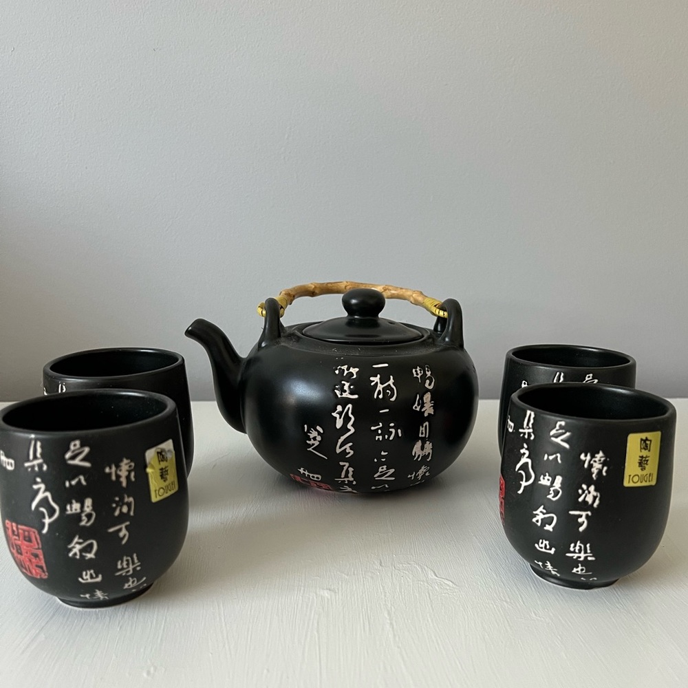 Glazed porcelain teaset